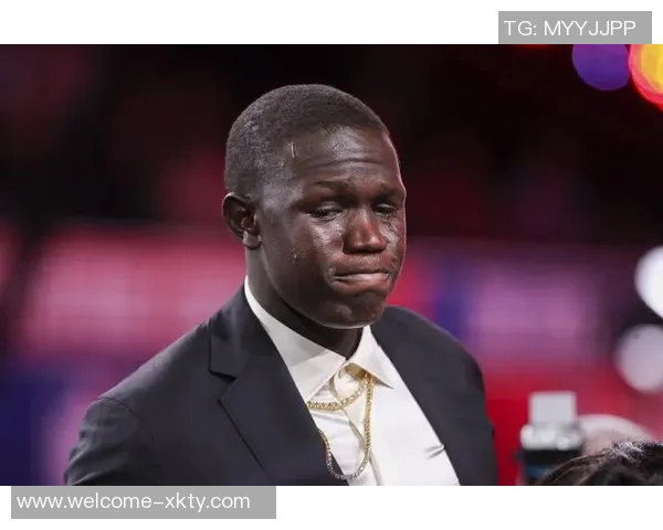 马卢阿奇篮下强势接球转身进攻成功完成21精彩瞬间 马卢阿奇篮下强势接球转身进攻成功完成21精彩瞬间