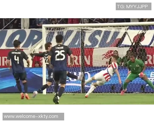 日本队迅速追平比分小川航基远射助攻巴拉圭门将失误入网