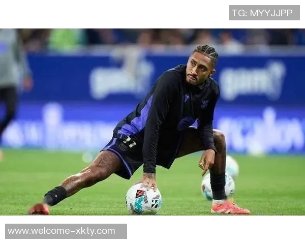 拉菲尼亚缺席对阵赫罗纳比赛训练场离开引发关注