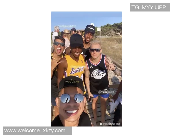 维尼修斯与模特女友甜蜜合影重修旧好感情升温引发热议