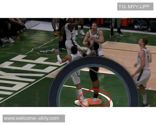 马刺队哈珀脚踝受伤佩戴保护靴拄拐杖离开球馆希望早日康复