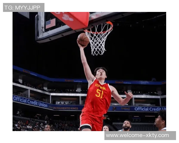 杨瀚森低位背打轻松突破对手单脚上篮展现绝佳技术