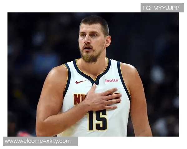 华子故作淡定扒拉约基奇裁判未吹哨引发热议